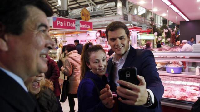 Rivera se hace un selfie con una simpatizante en Valencia.