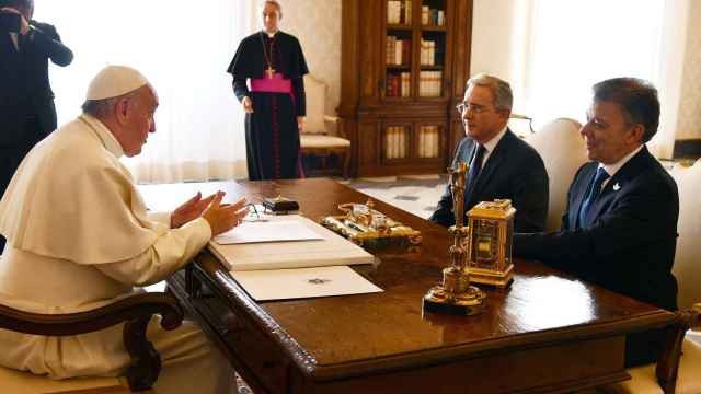 Uribe y Santos con el papa Francisco.