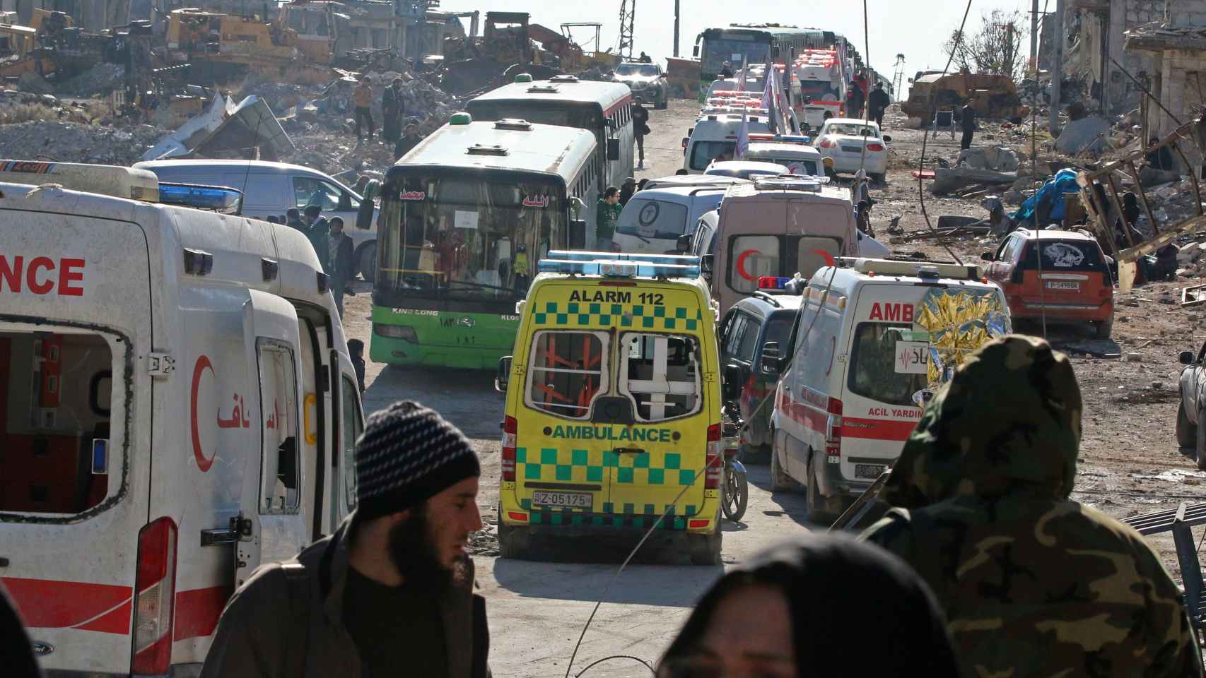 Autobuses y ambulancias evacúan a los combatientes opositores y civiles de Alepo.