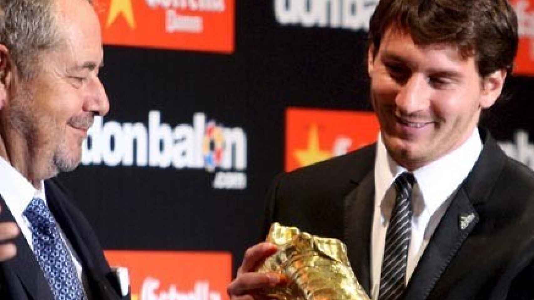 Rogelio Rengel entregándole la Bota de Oro a Messi