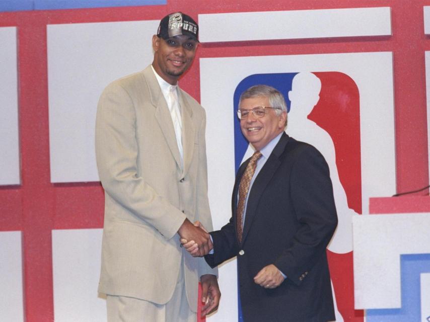 Tim Duncan tras ser elegido número uno del Draft de 1997.