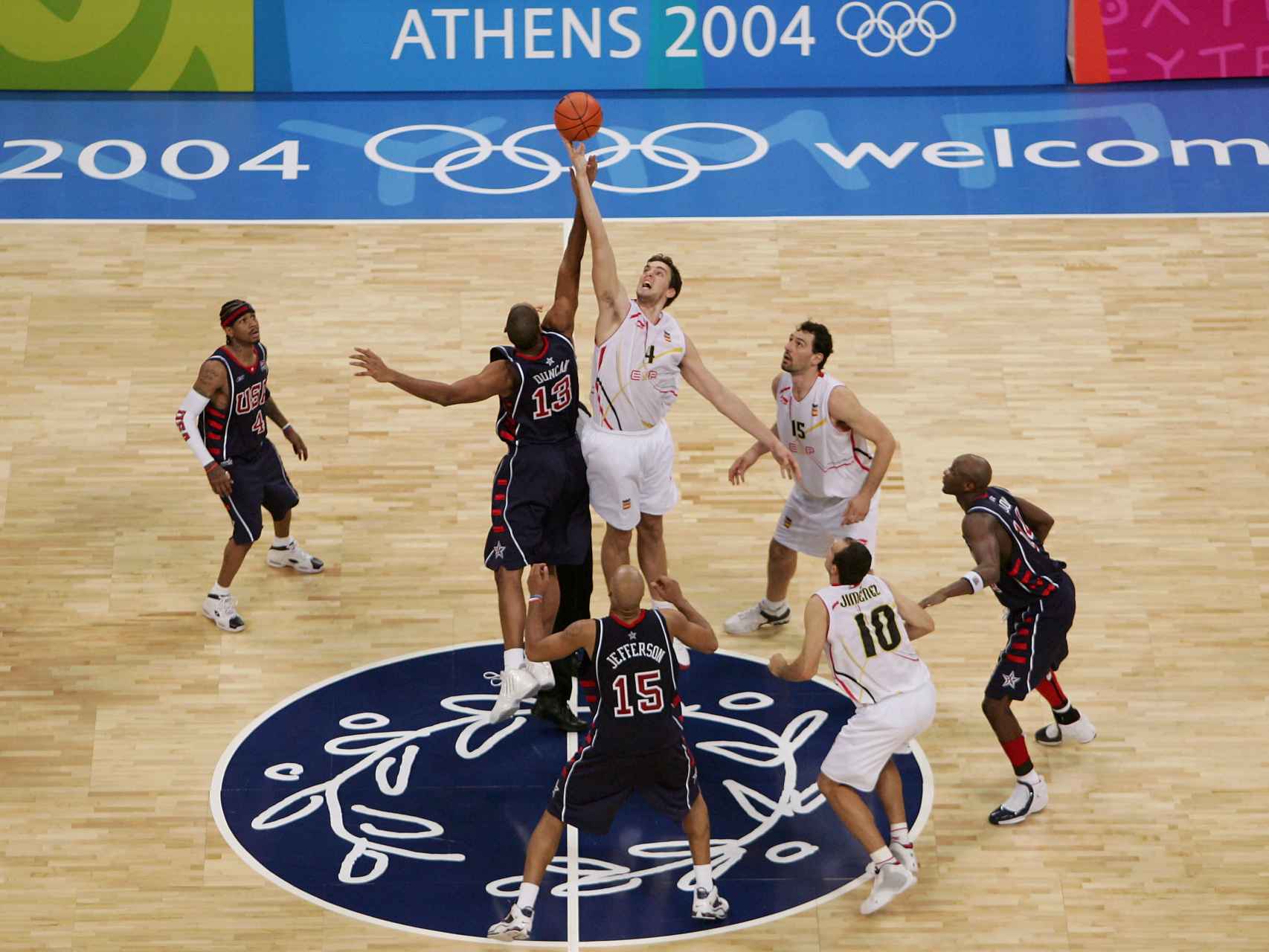 Duncan y Pau Gasol en el salto inicial del España-USA de Atenas 2004.