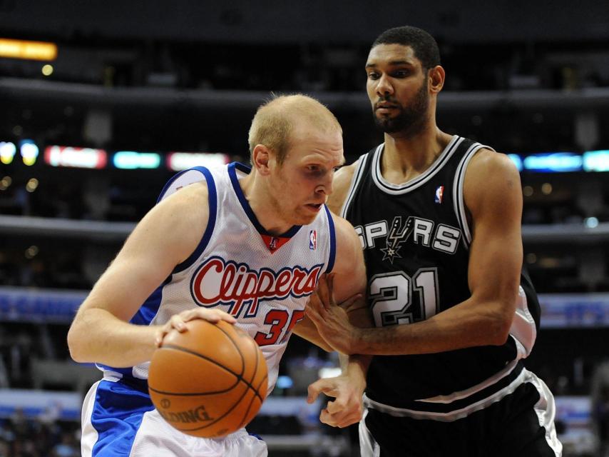 Chris Kaman y Tim Duncan frente a frente en 2009.