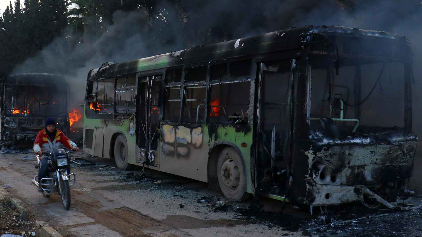 La televisión oficial siria apunta a los rebeldes como responsables del ataque a los autobuses.