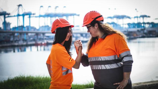 Abril: dos mujeres posan trabajando como estibadoras.