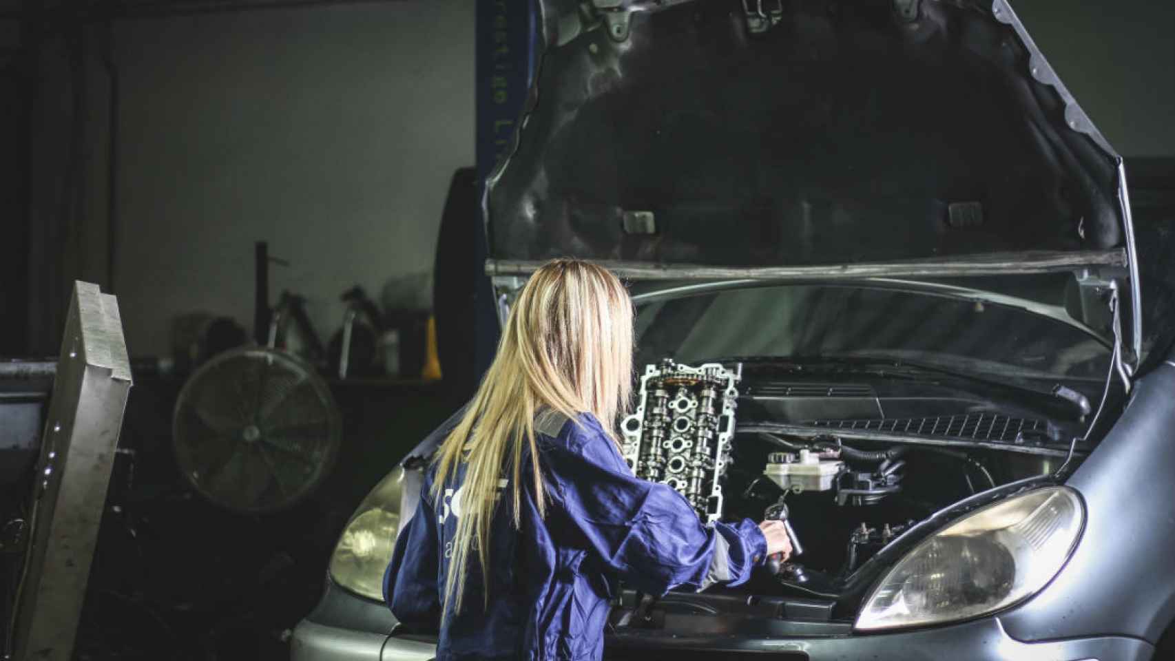 Agosto: una mujer posa trabajando como mecánica.