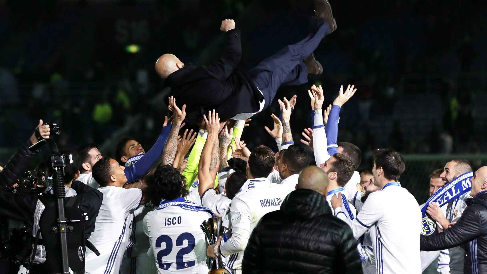 Zidane es manteado por sus jugadores.