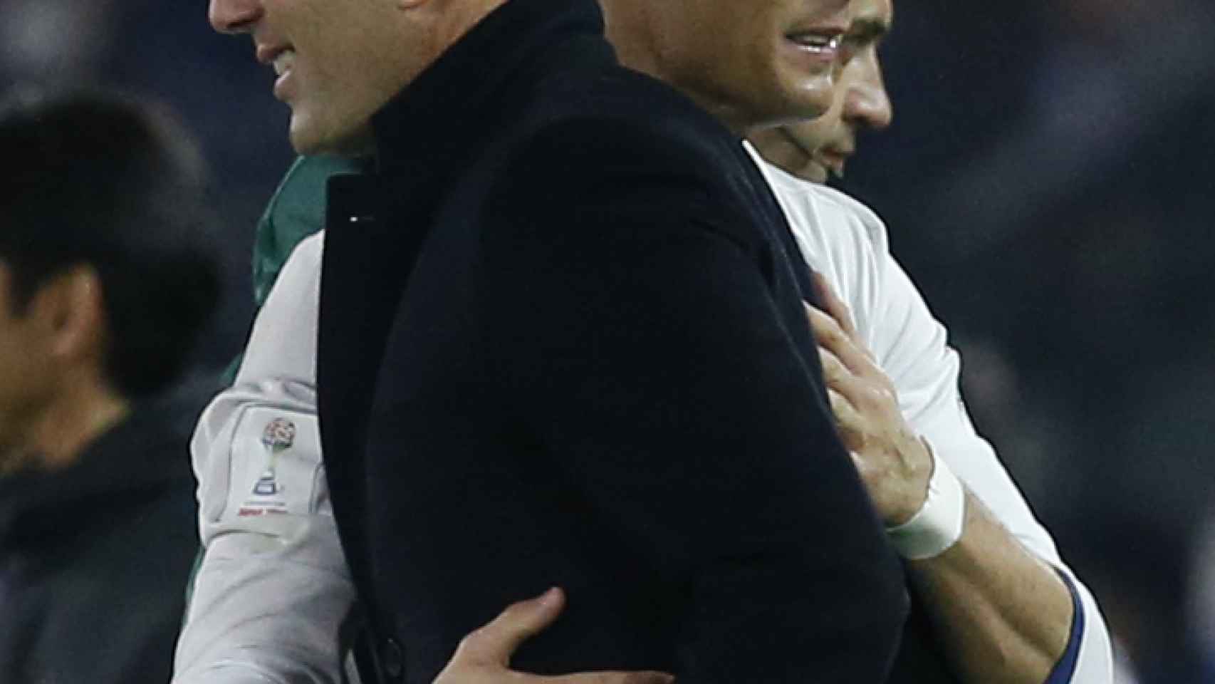 Zidane abraza a Cristiano Ronaldo tras ganar el Mundial de Clubes.
