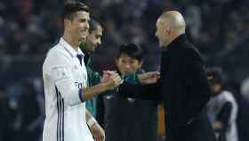 Zidane le da la mano a Cristiano Ronaldo.