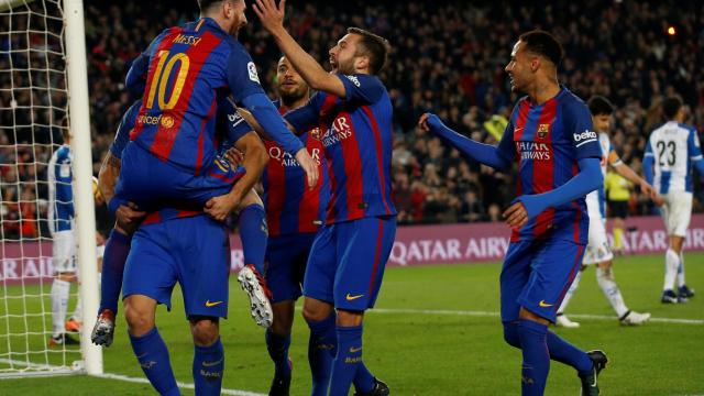 Los jugadores del Barcelona celebran un gol con Messi.