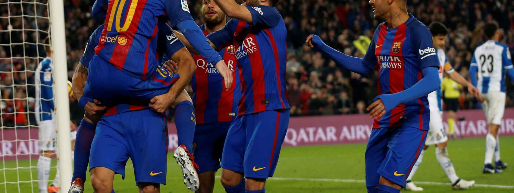 Los jugadores del Barcelona celebran un gol con Messi.