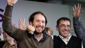 Pablo Iglesias (i), junto a Juan Carlos Monedero, en la presentación de su candidatura.