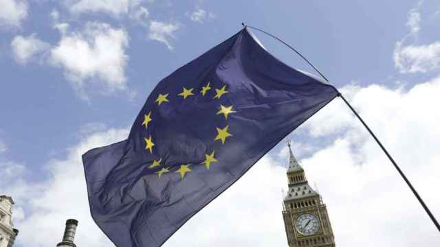 Una bandera de la UE ondea ante el Big Ben, en Londres.