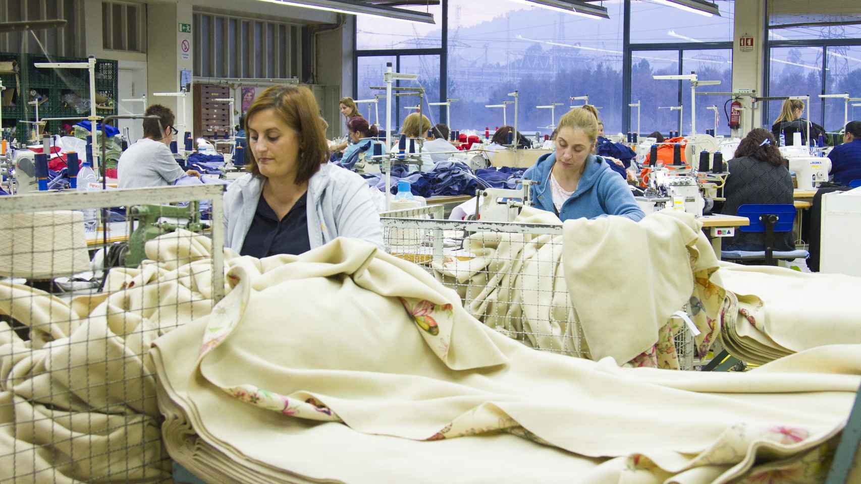 Costureras trabajan en la fábrica de Crispim Abreu en Serzedelo.