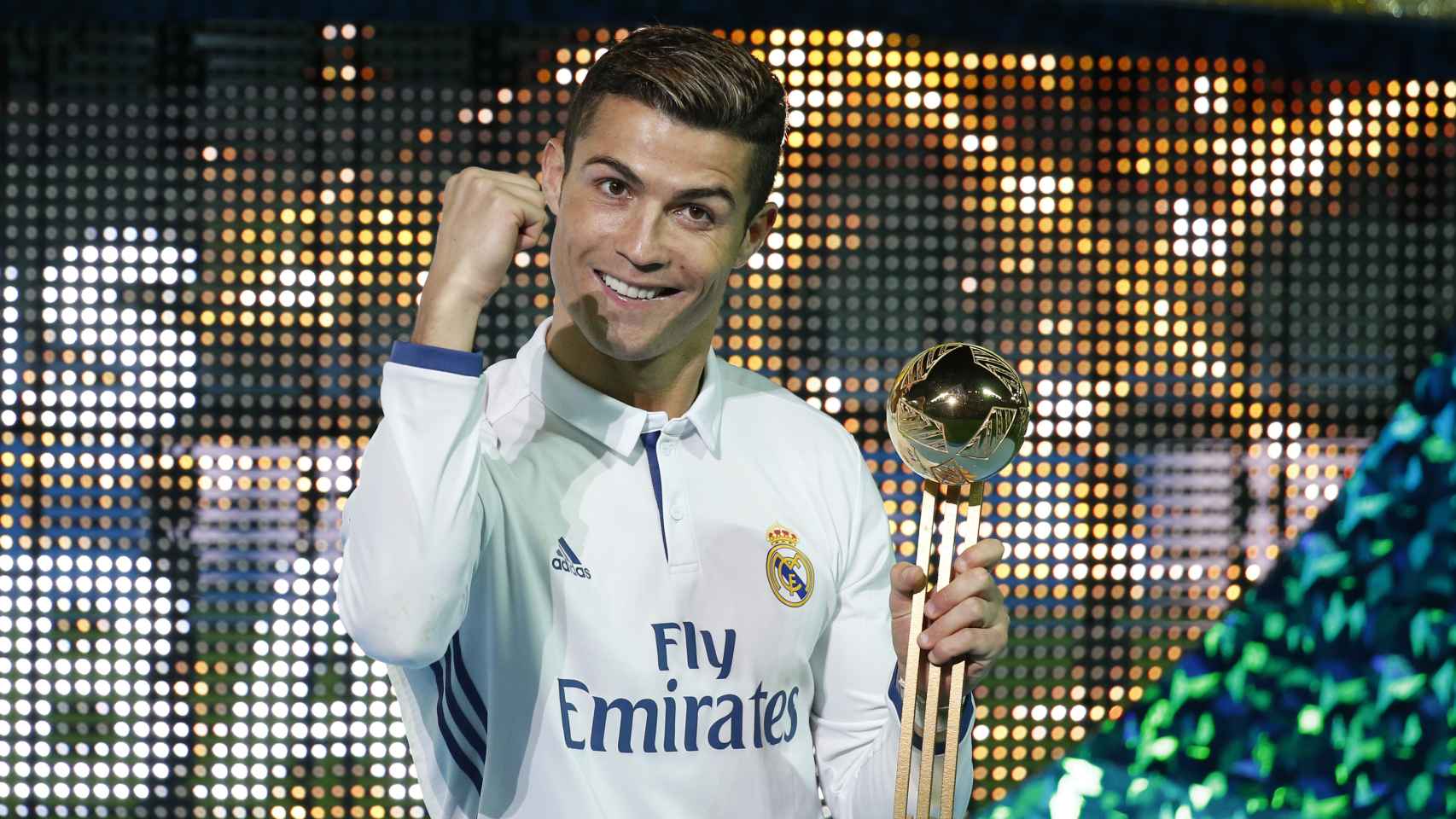 Cristiano Ronaldo celebra el trofeo MVP.