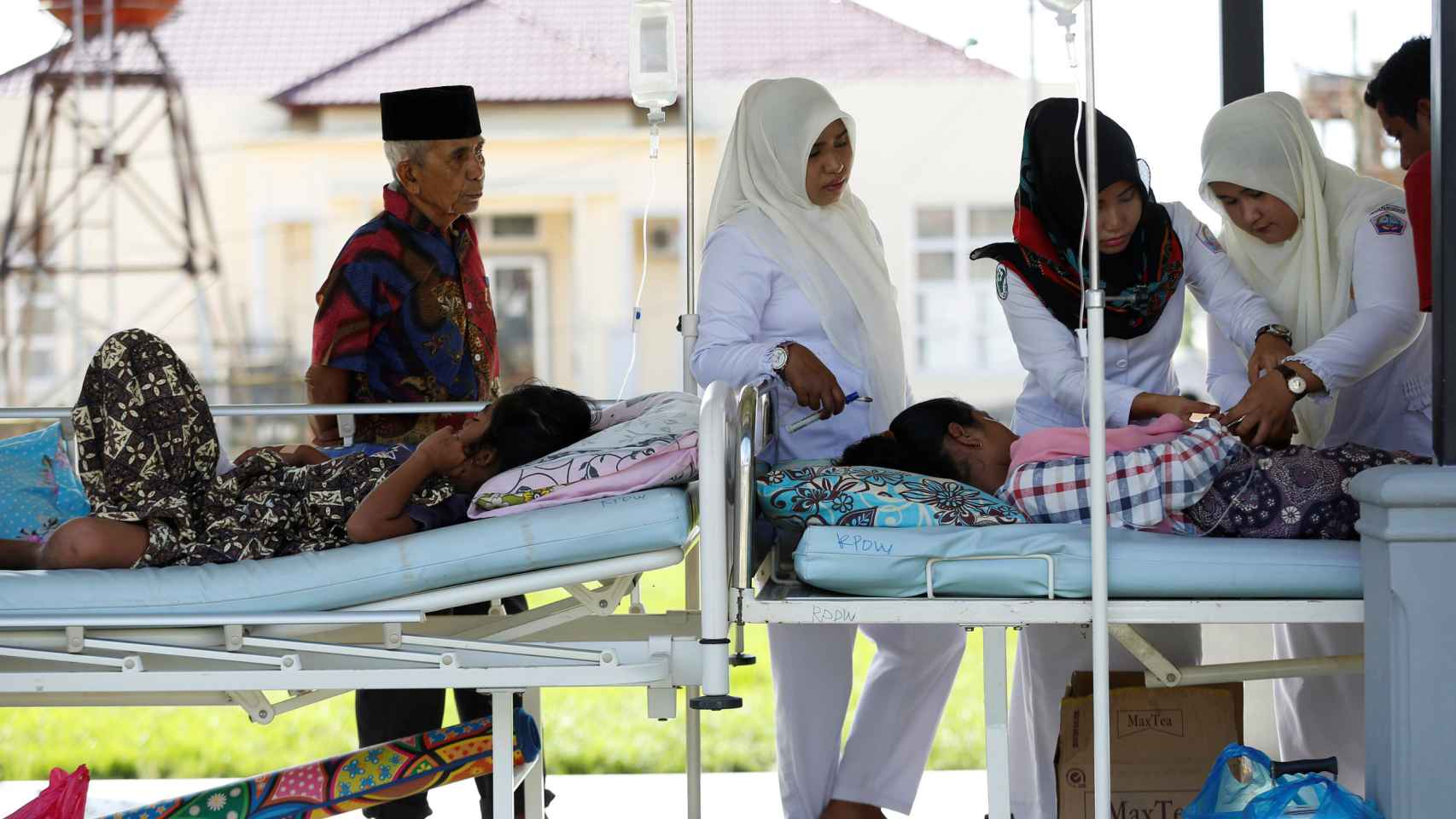 Médicos atienden a unas pacientes en Aceh tras el último terremoto de Indonesia.
