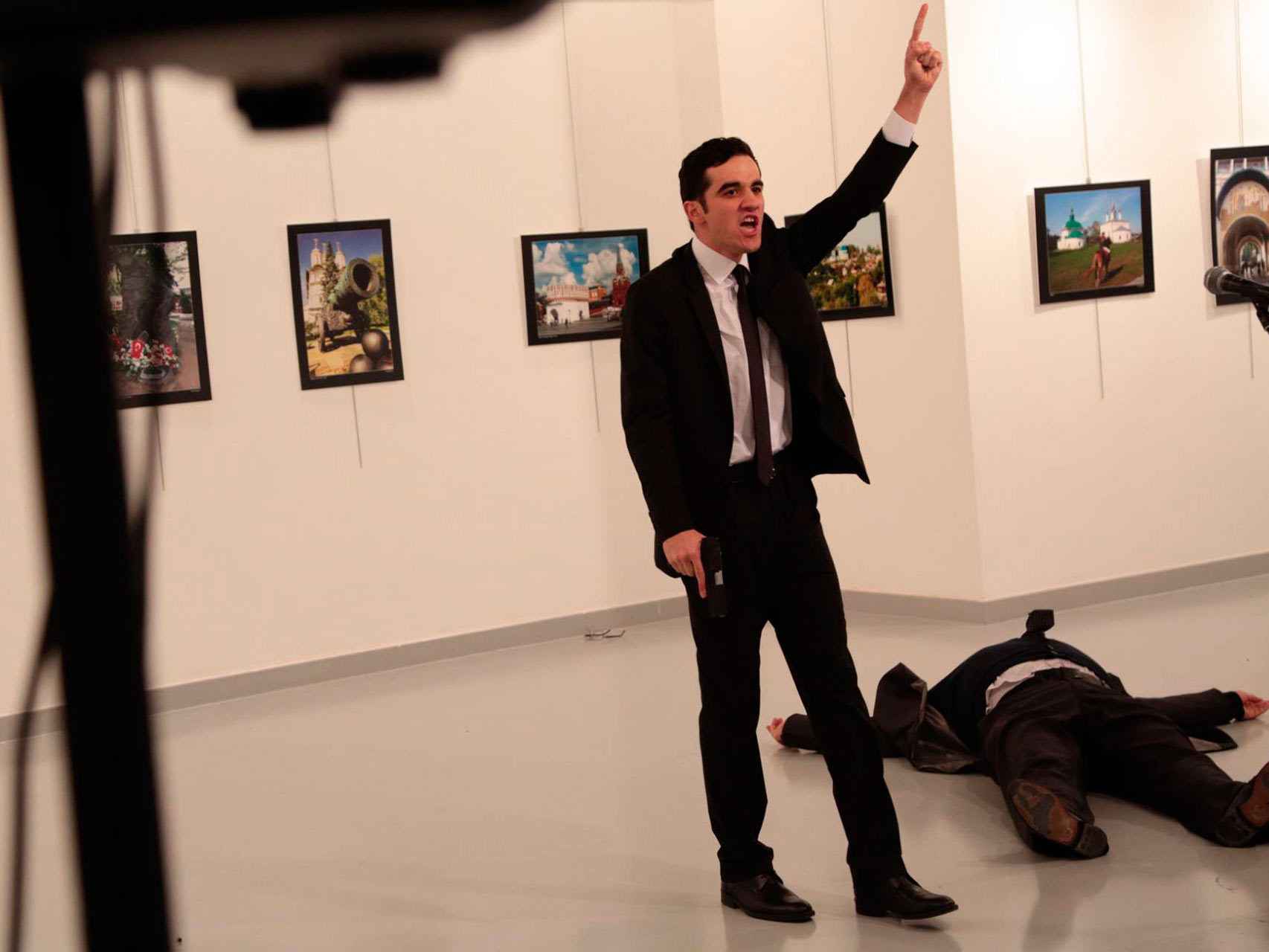 El asesino tras matar el embajador. Burhan Ozbilici / AP GTRES