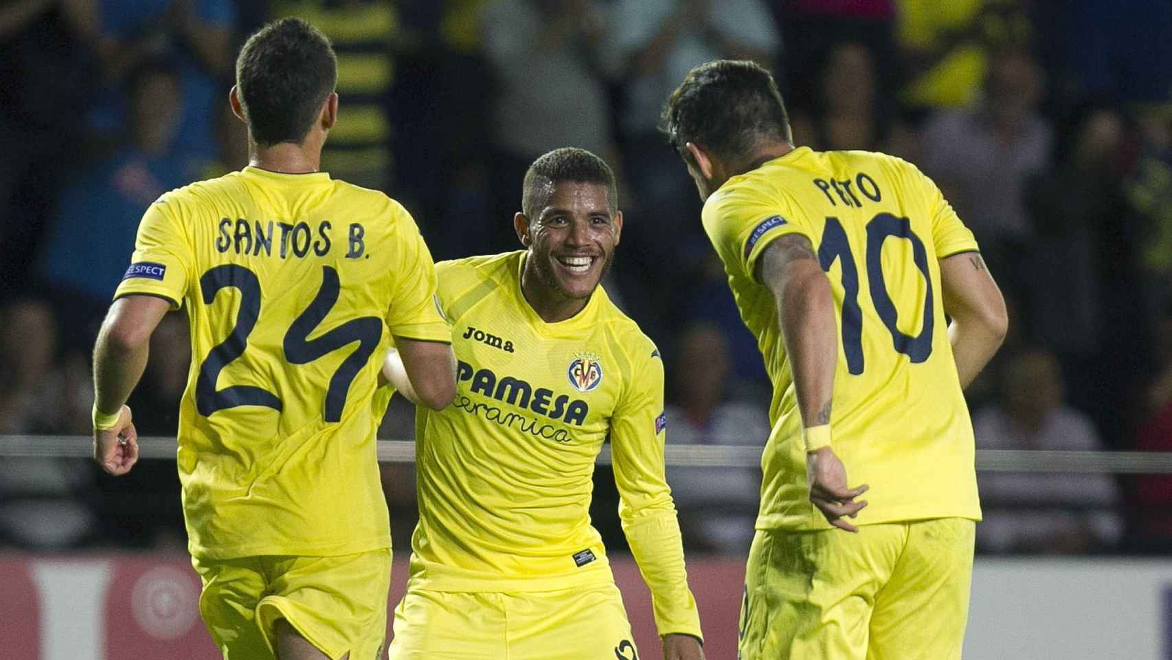 Pato, Santos Borré y Dos Santos celebran un gol.