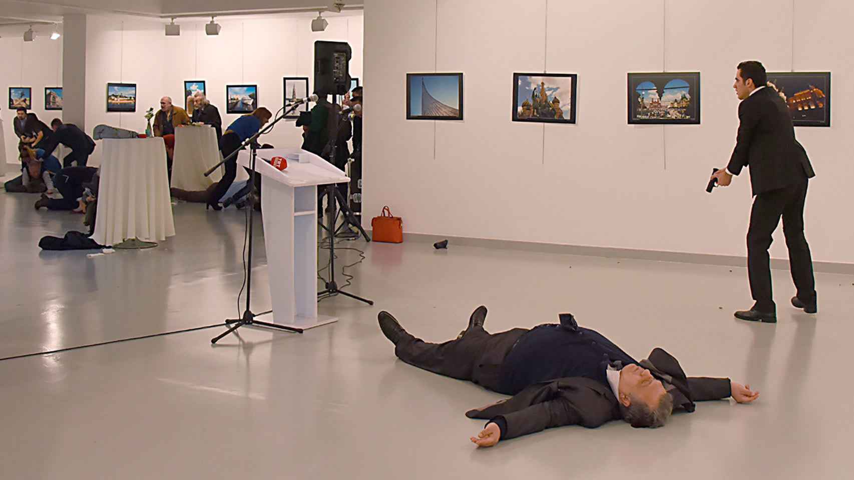 El embajador ruso yace en el suelo tras ser tiroteado./ AFP / Getty Images