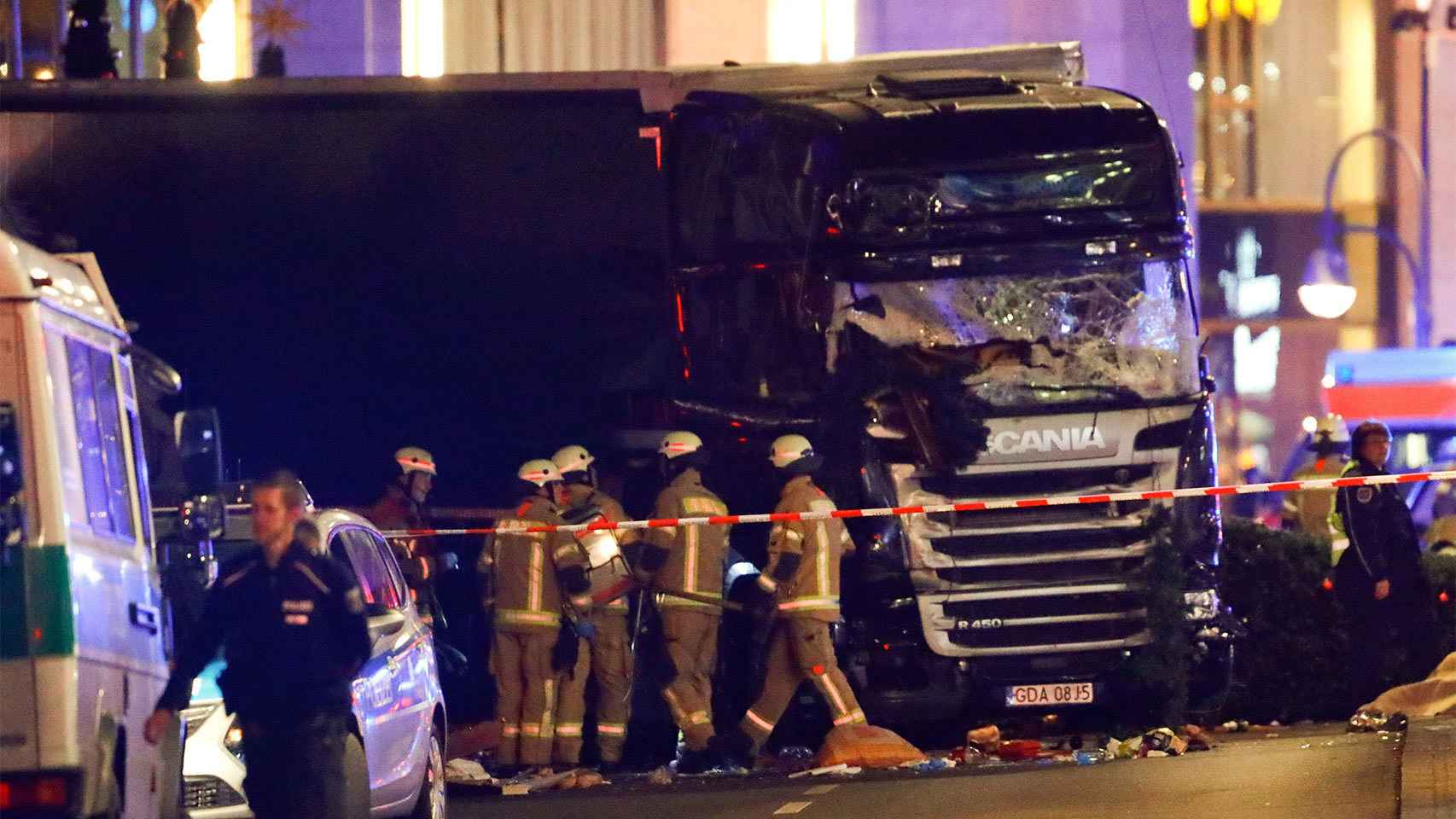 El camión que conducía el tunecino Anis Amri tras arrasar a las víctimas en un mercado de Berlín.