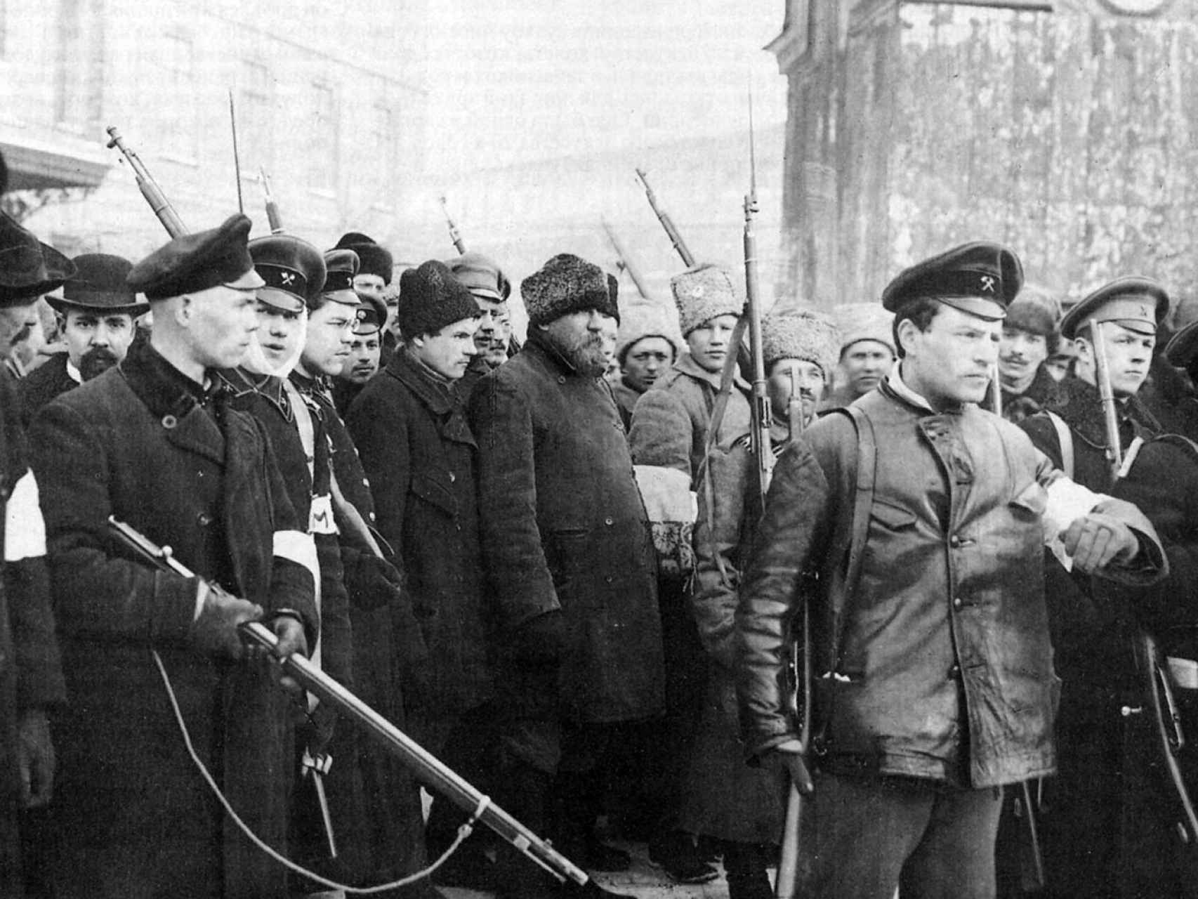 Trabajadores y soldados armados, en Petrograd, en 1917.