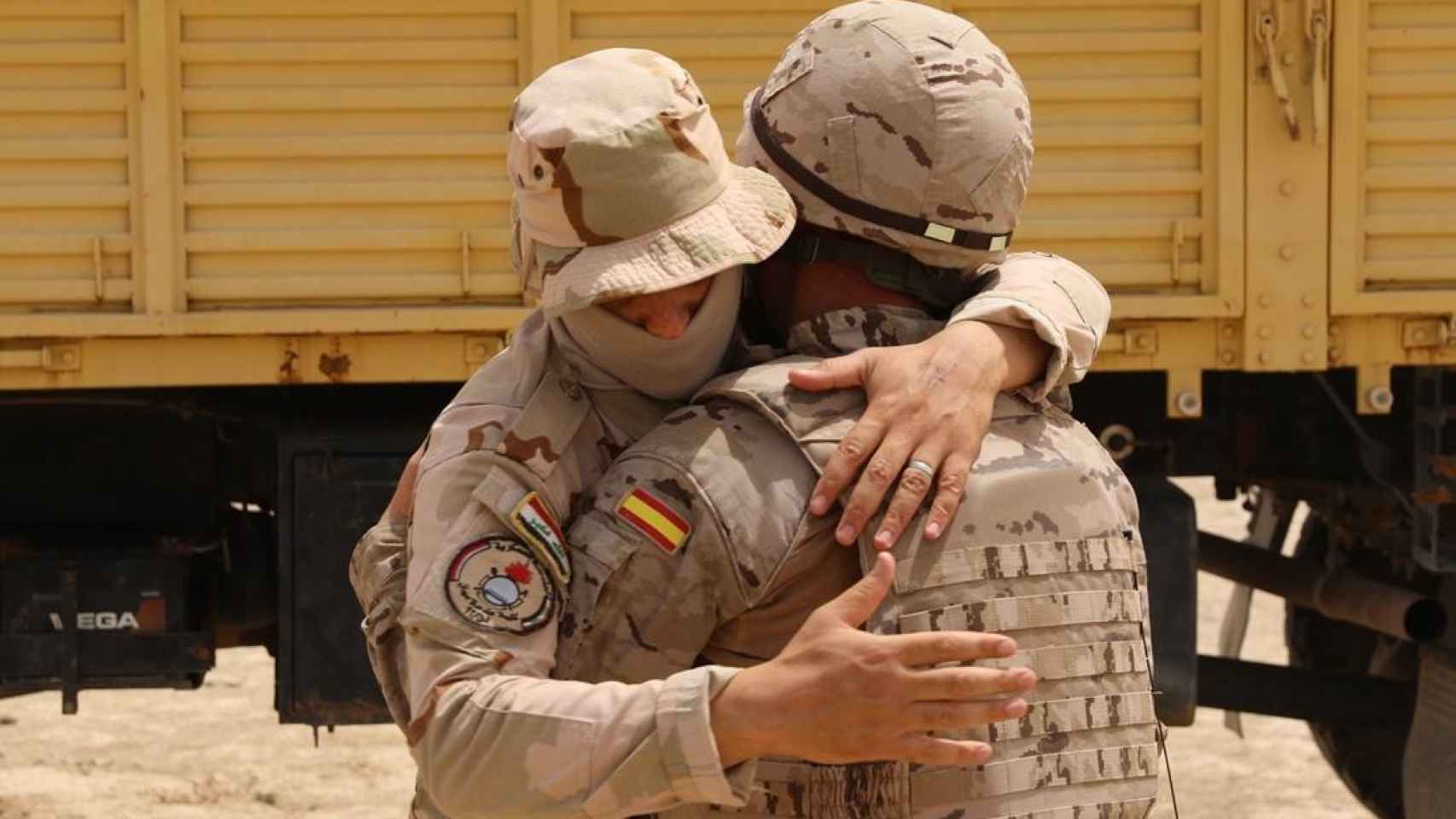 Abrazo entre un soldado iraquí y uno español.