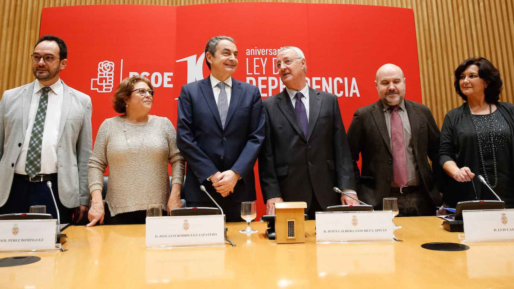 Zapatero, con Hernando, la ponente de la ley, el exministro Caldera y representantes de ONG.