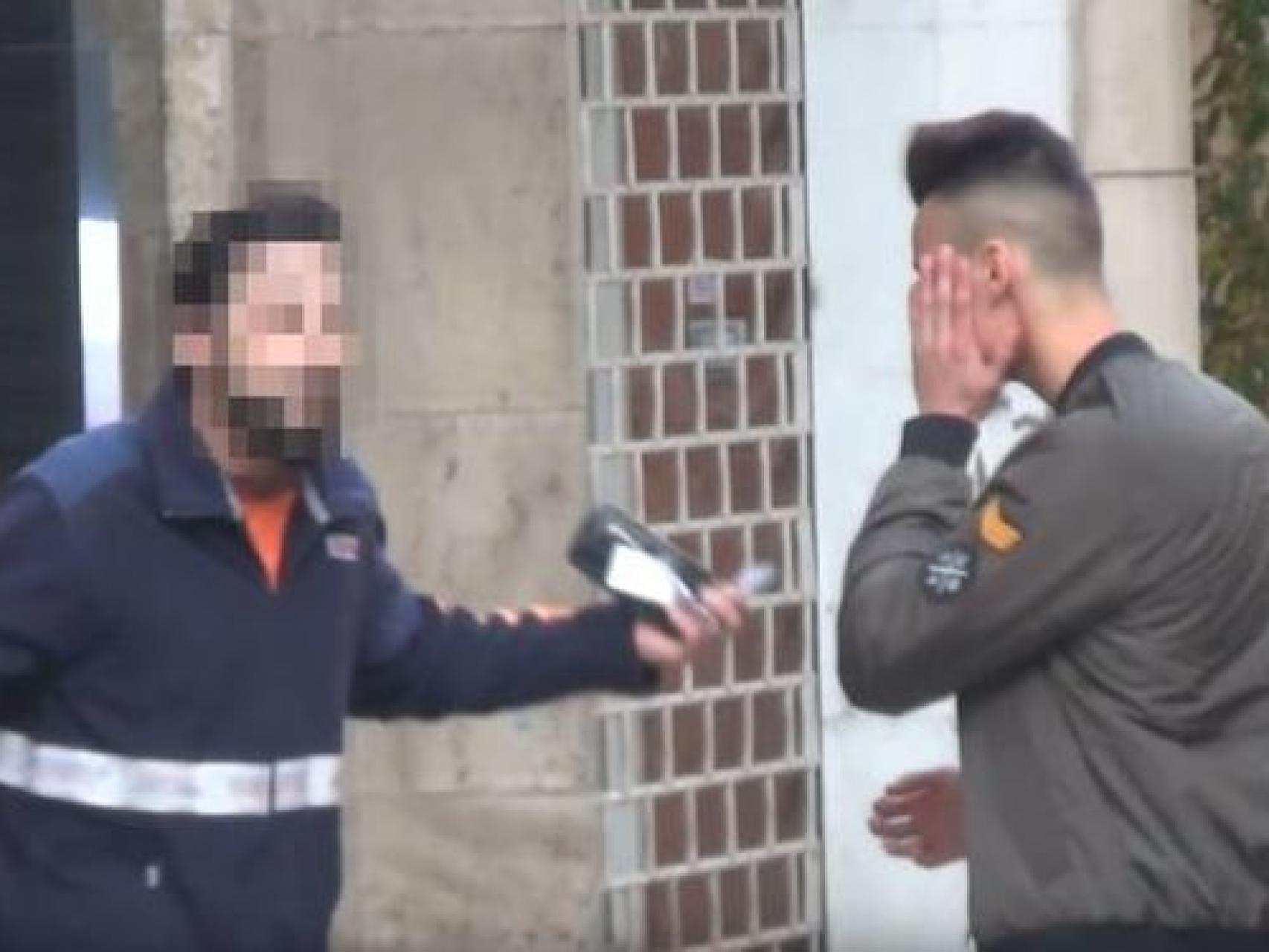 Sergio Soler se duele del tortazo.