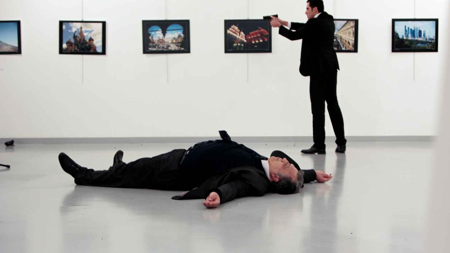 El embajador ruso en Turquía yace en el suelo tras ser disparado por Mevlut Mert Altintas.