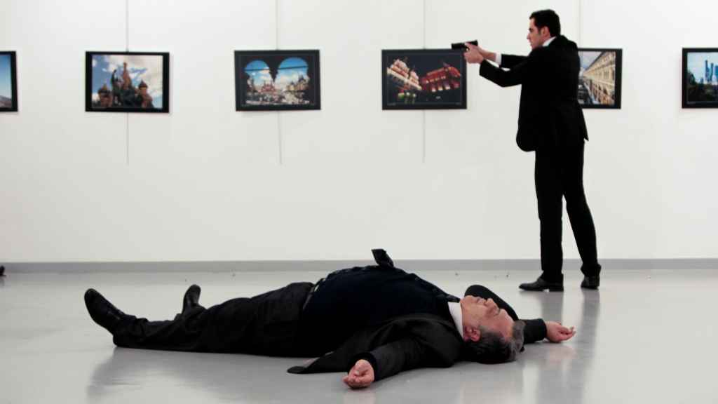 El embajador ruso en Turquía, en el suelo tras ser disparado por Mevlut Mert Altintas.
