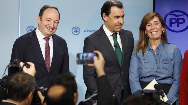 El vicesecretario Fernando Martínez-Maillo, con los organizadores del Congreso del PP.