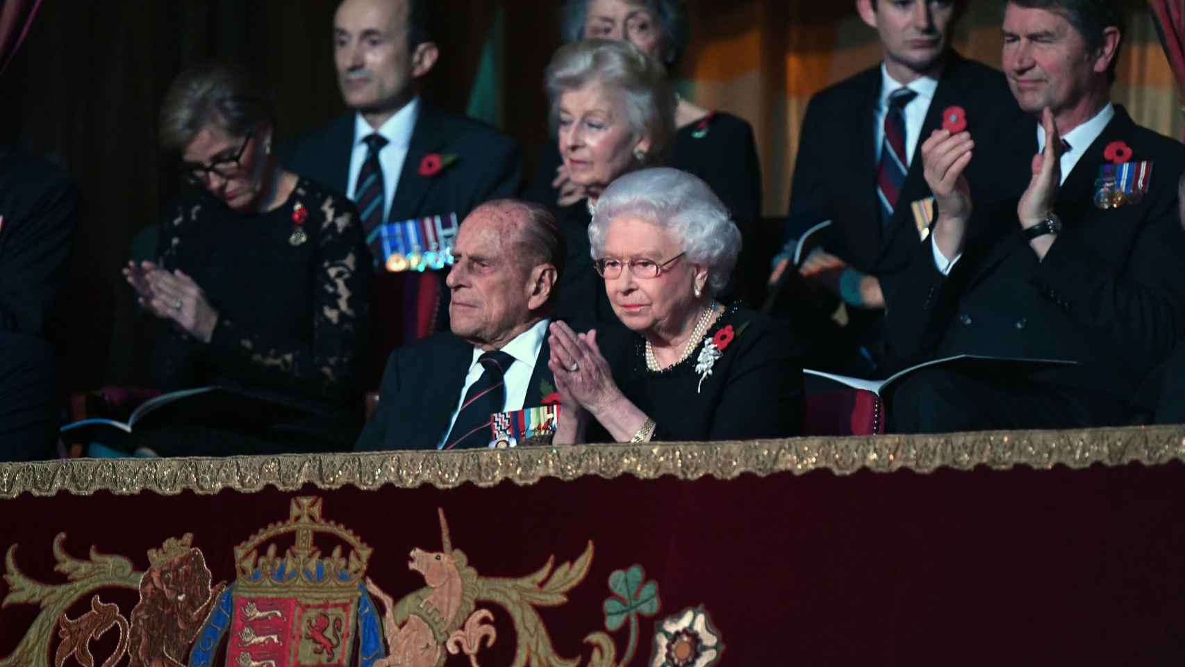 La reina Isabell II y su marido el Duque de Edimburgo en el palco del Royal Albert Hall en noviembre de este año.