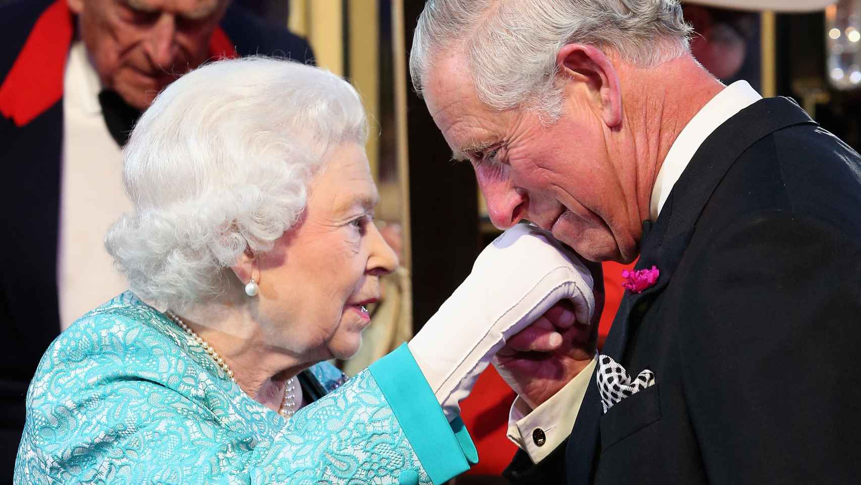 Carlos de Gales besa en la mano a su madre, la reina Isabel II, tras el baile de su 90 cumpleaños.