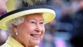 La reina Isabel II, vestida de amarillo, en una visita oficial en Londres a principios de este mes.