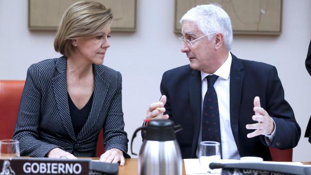 María Dolores de Cospedal, conversa con el presidente de la Comisión de Defensa del Congreso, José María Barreda.