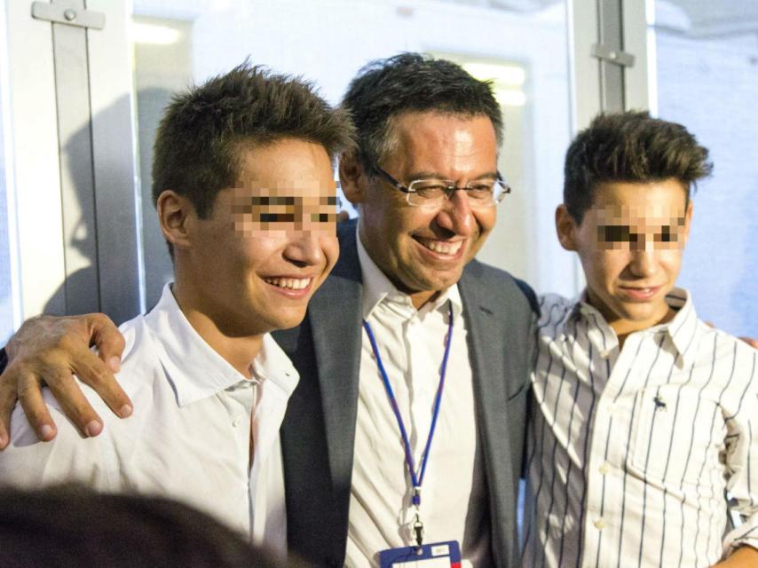 Bartomeu, sonriente, posa con sus hijos Jan y Víctor