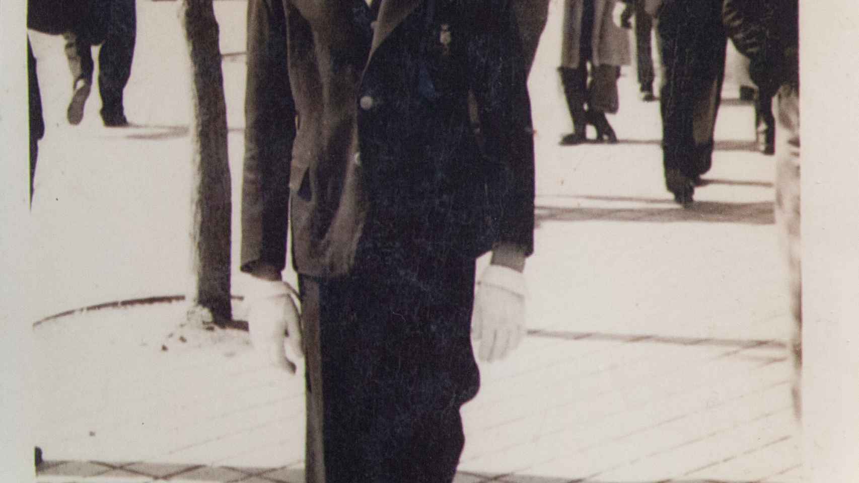 Blas posa con el uniforme del colegio en la calle Alcalá.