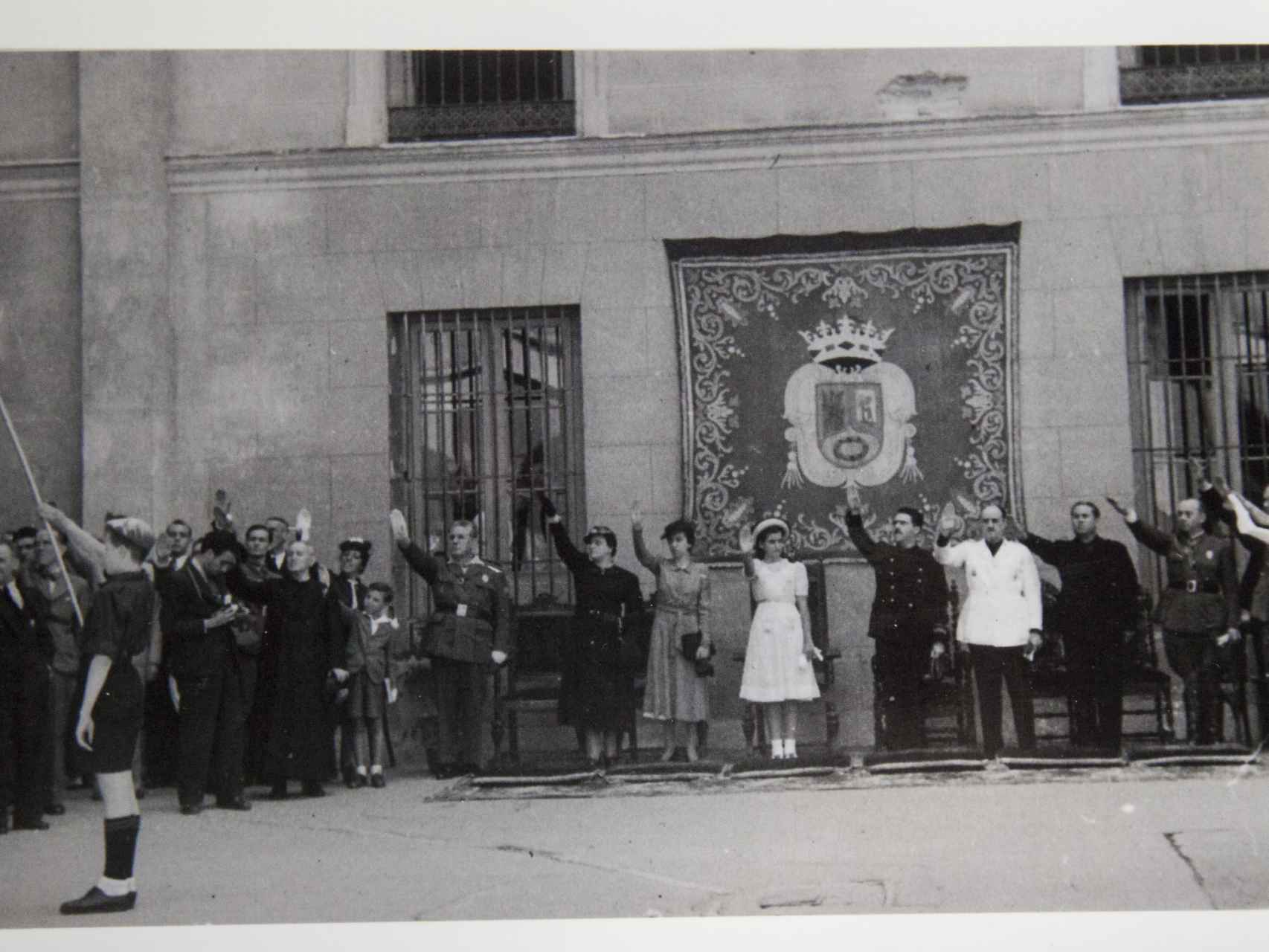Blas iza la bandera en un acto presidido por Carmenita Franco (de blanco, en el centro) en el colegio de San Ildefonso.