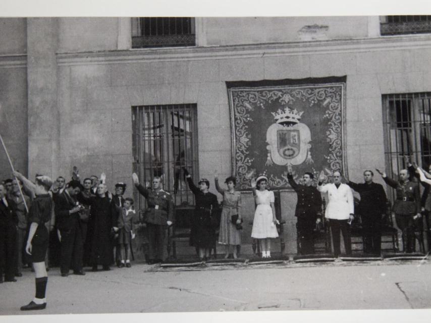 Blas iza la bandera en un acto presidido por Carmenita Franco (de blanco, en el centro) en el colegio de San Ildefonso.