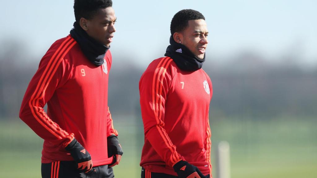 Martial (i) y Depay (d).