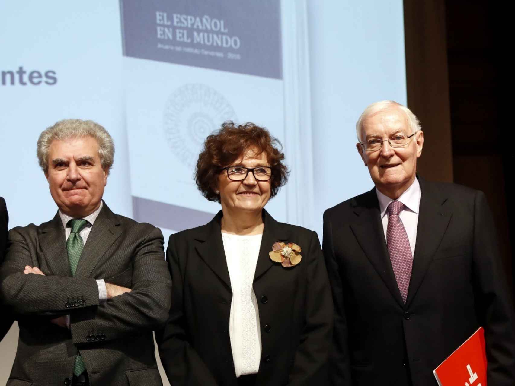 Víctor García de la Concha junto a los exdirectores Carmen Caffarel y César Antonio Molina.