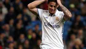 James Rodríguez se lamenta en un partido con el Real Madrid.