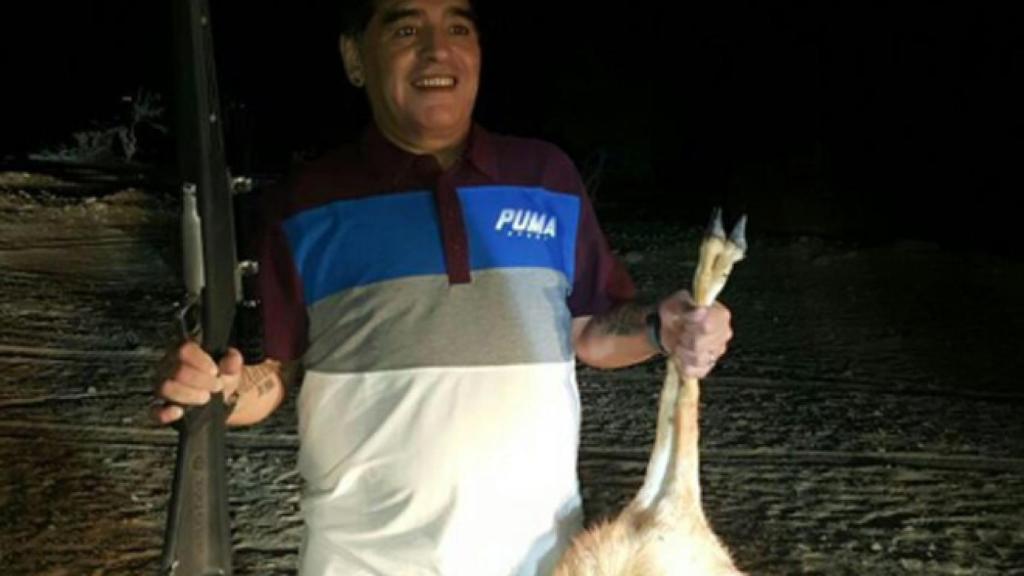 Maradona posa con una cría muerta de Oryx de Arabia.