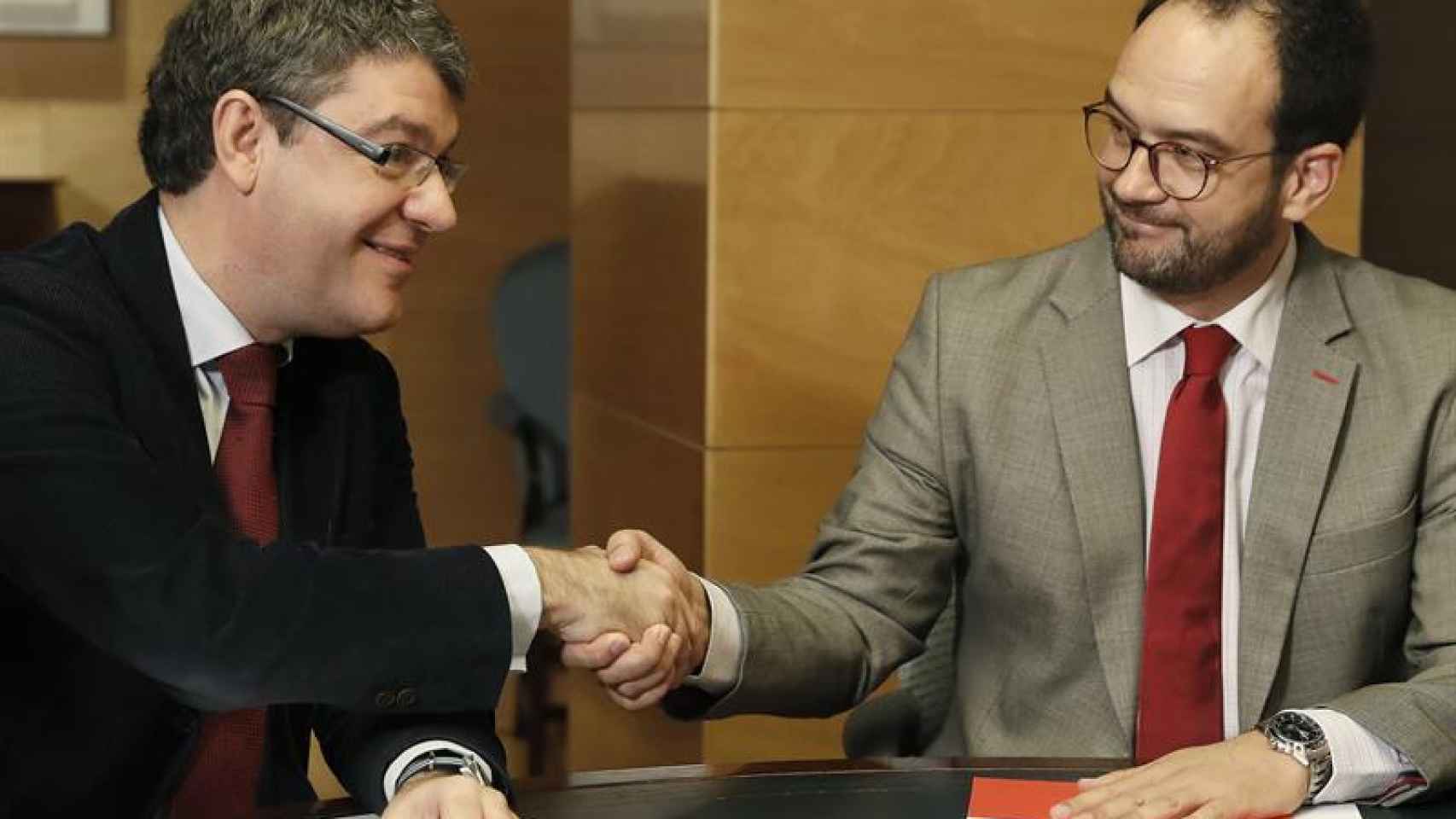 Álvaro Nadal y Antonio Hernando anuncian su acuerdo este miércoles en el Congreso.