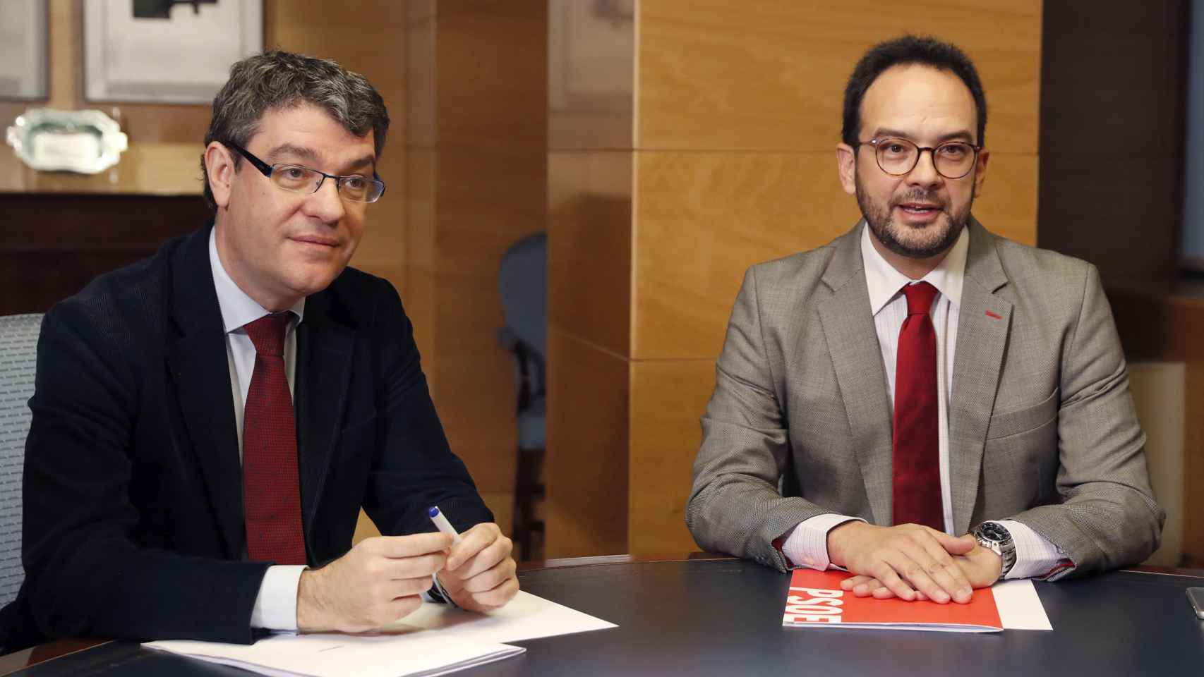 El ministro de Energía, Turismo y Agenda Digital, Álvaro Nadal (i), junto al portavoz parlamentario del PSOE, Antonio Hernando (d), durante la reunión que ha mantenido con el grupo socialista.