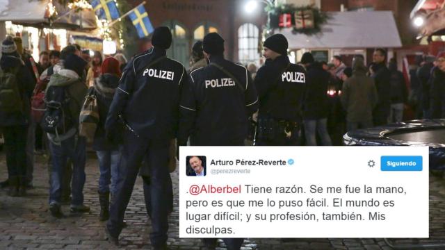 Policías de Berlín patrullan un mercadillo navideño.