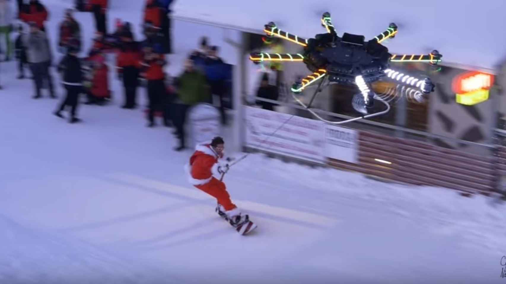 El 'youtuber' Casey Neistat haciendo snowboard impulsado por un dron.