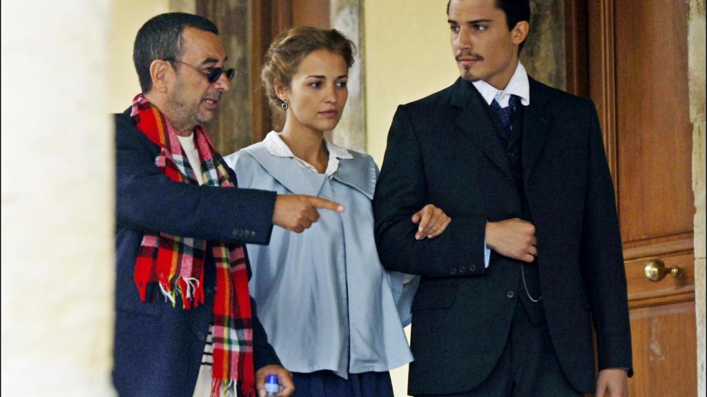 Paula Echevarría y Álex González reciben instrucciones de José Luis Garci en 'Luz de domingo'.