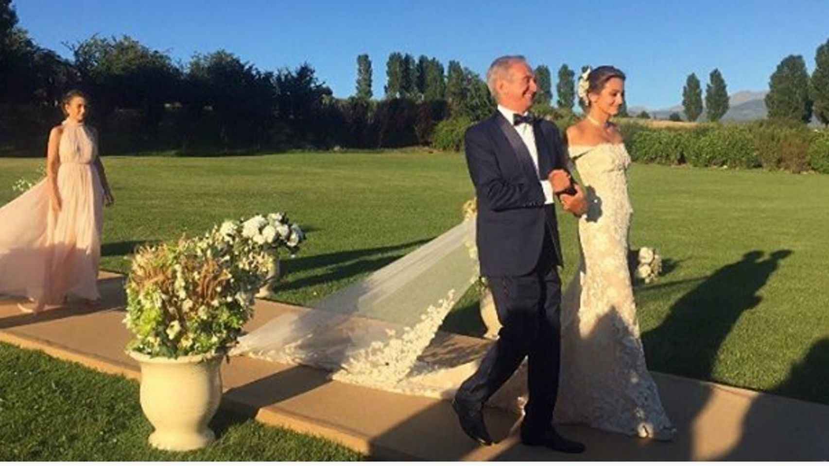 Alberto Palatchi acompaña a su hija Gabriela al altar el día de su boda