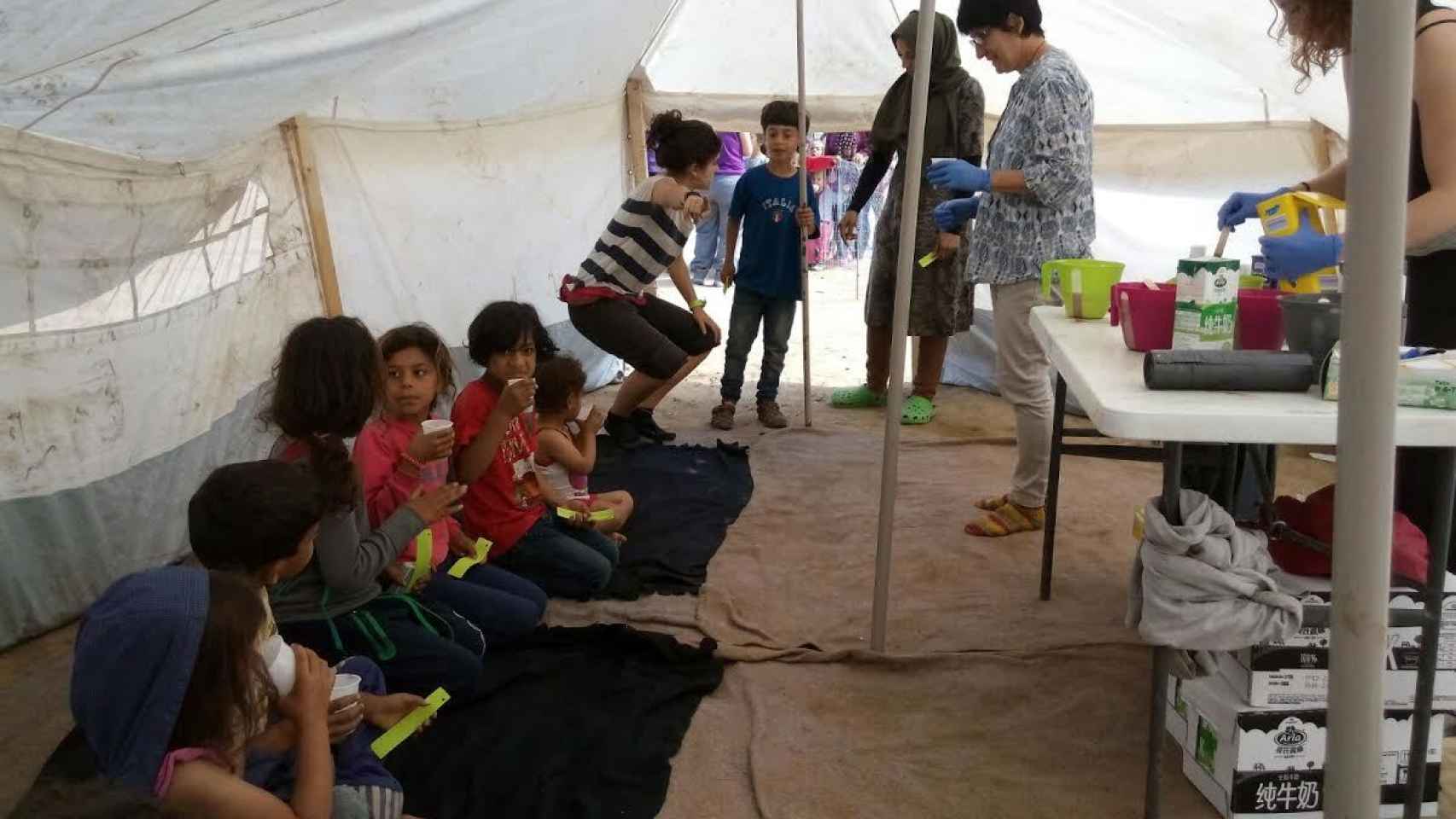 La enfermera Gemma Poca (en el centro, con guantes) ayuda a niños refugiados en un campamento.